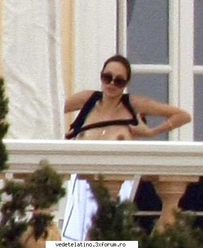 vedete ipostaze deocheate angelina s-a dezbracat bluza balconul castelului din franta, iar paparazii